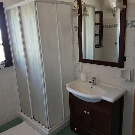 Adri בית הארחה Uzzano